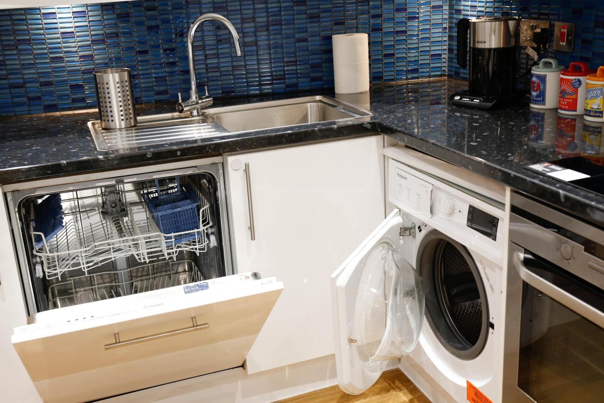 New Luxury Apartments In Central Location Next To Shops, Cafes, Bars & Metro Лондон Экстерьер фото