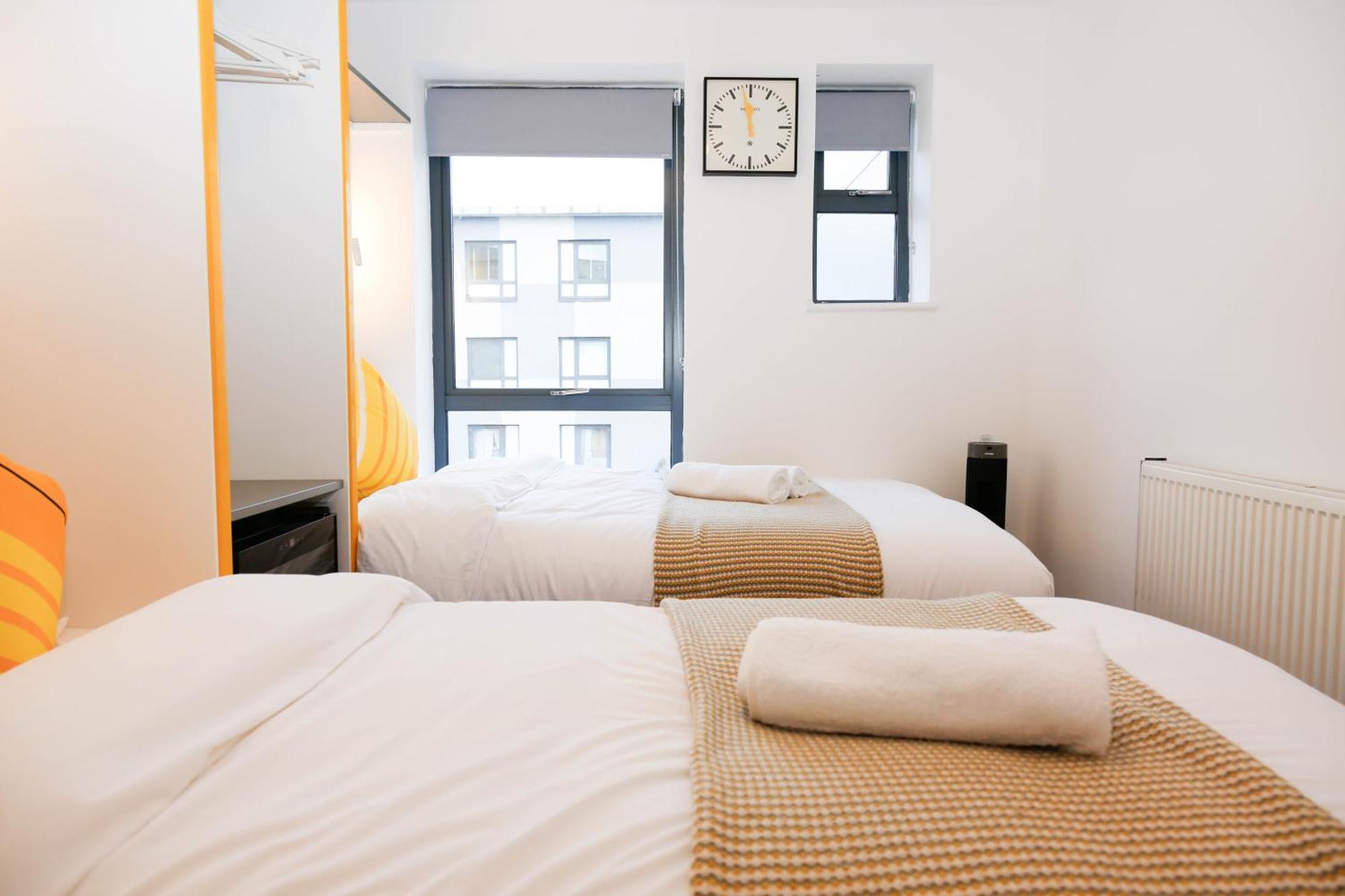 New Luxury Apartments In Central Location Next To Shops, Cafes, Bars & Metro Лондон Экстерьер фото