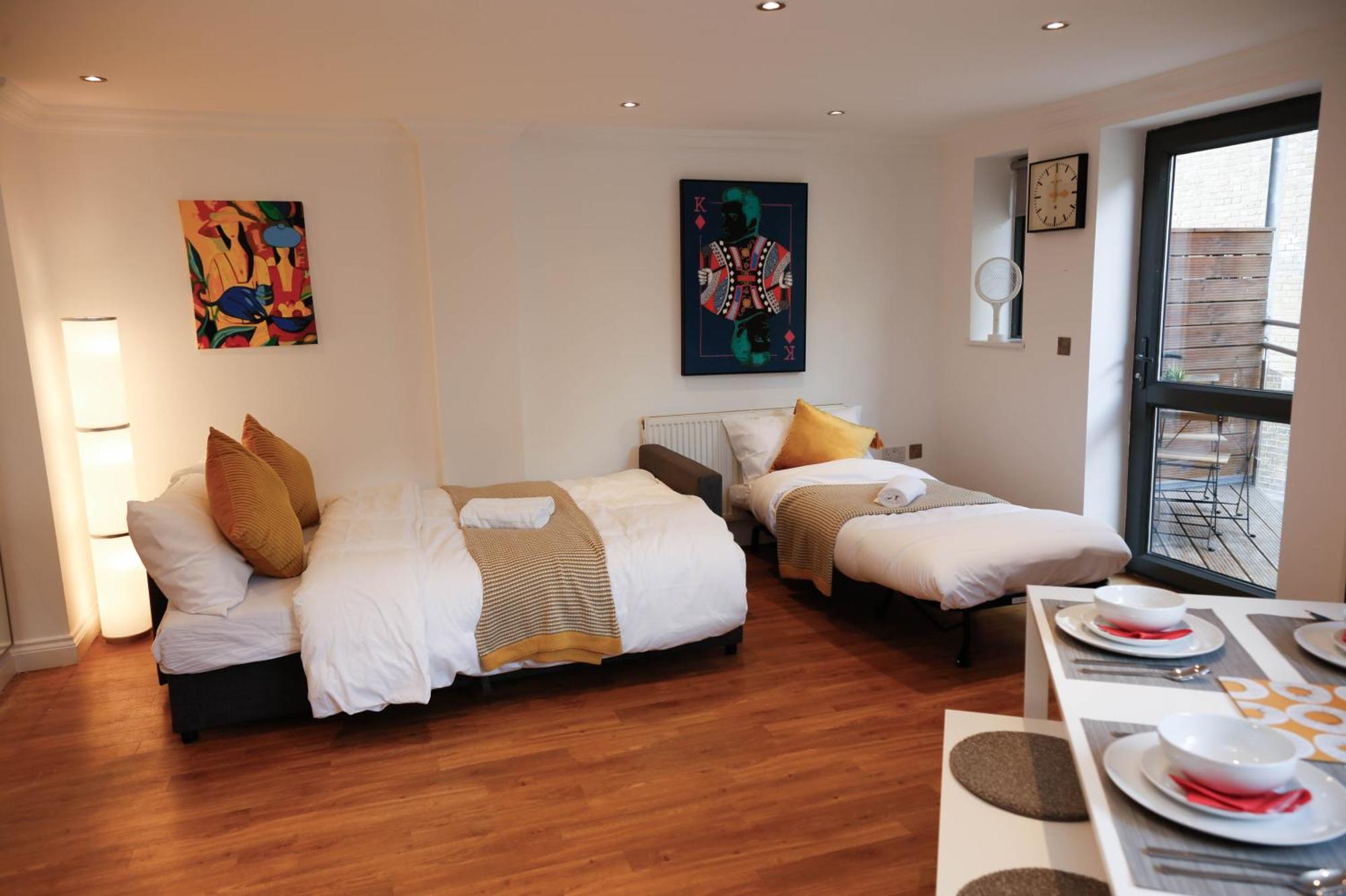 New Luxury Apartments In Central Location Next To Shops, Cafes, Bars & Metro Лондон Экстерьер фото