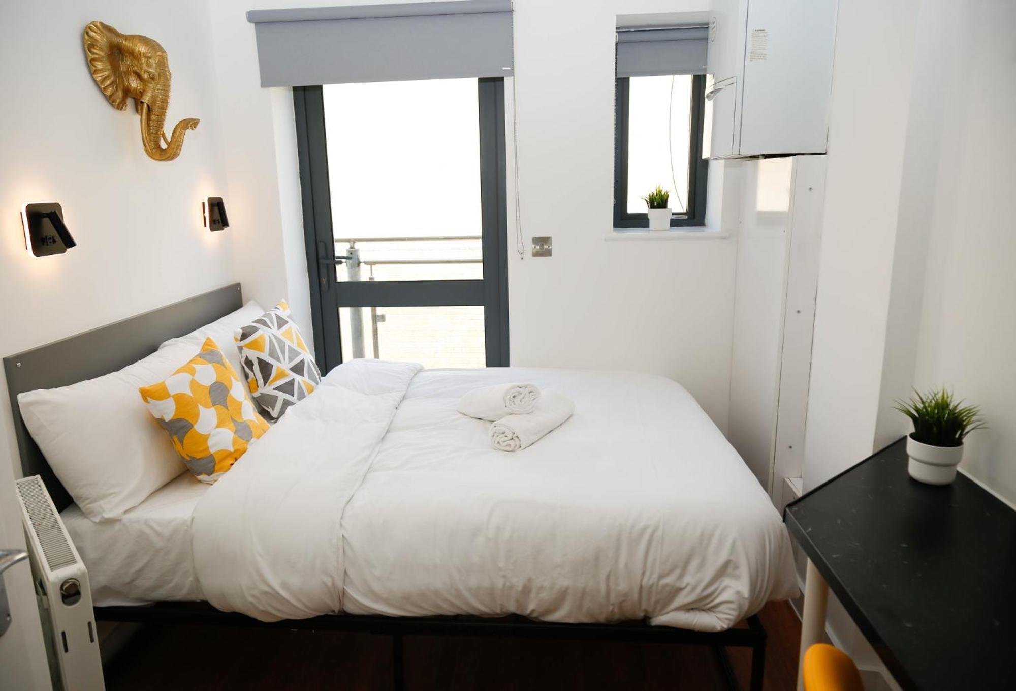 New Luxury Apartments In Central Location Next To Shops, Cafes, Bars & Metro Лондон Экстерьер фото
