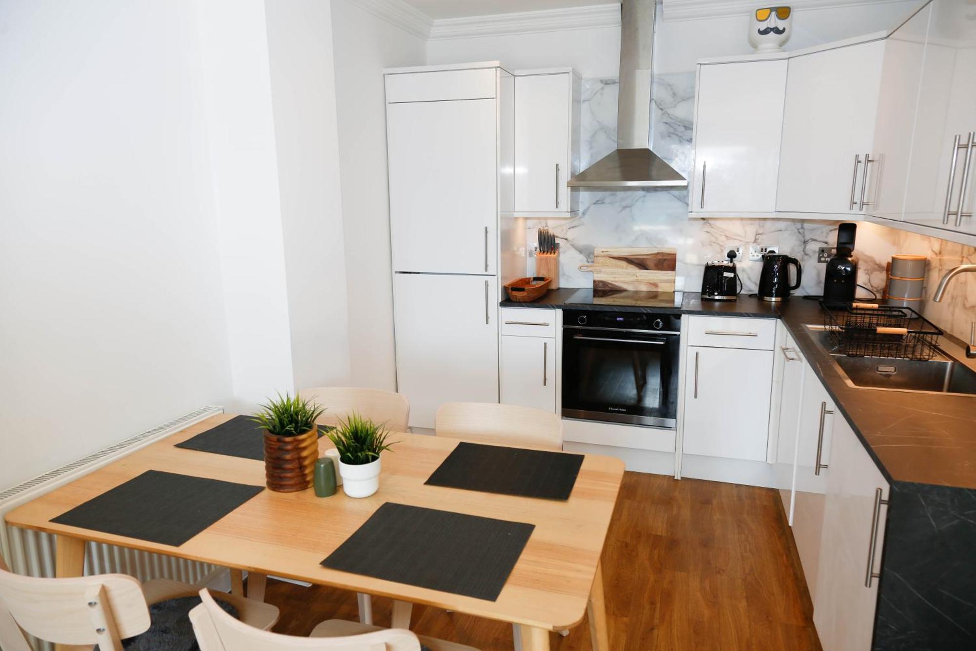 New Luxury Apartments In Central Location Next To Shops, Cafes, Bars & Metro Лондон Экстерьер фото